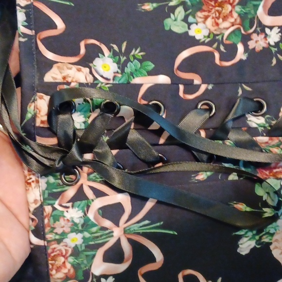 DOLLSKILL WIDOW XXL BLACK/floral ribbon print lace up front and gaters zip side - Picture 3 of 10